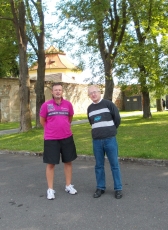 Milý řidič Petr Kleník (vlevo) s milým kolegou Stanislavem Marchalem - z výletu do kláštera Teplá v srpnu 2013